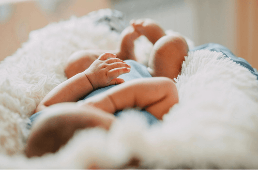 Acné post-accouchement : pourquoi votre peau se rebelle après bébé