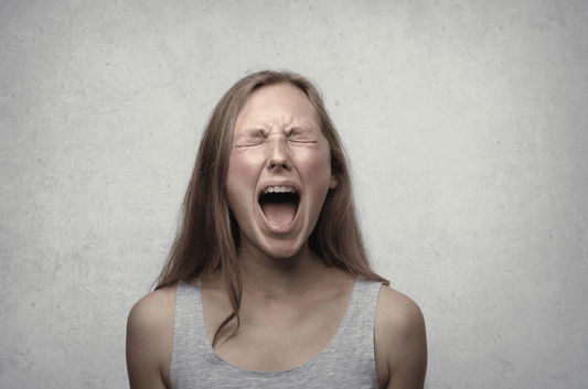 Acné adulte et confiance en soi : comment sortir du cercle infernal
